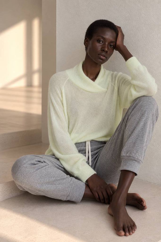 Suit with a lime-colored sweater 672211