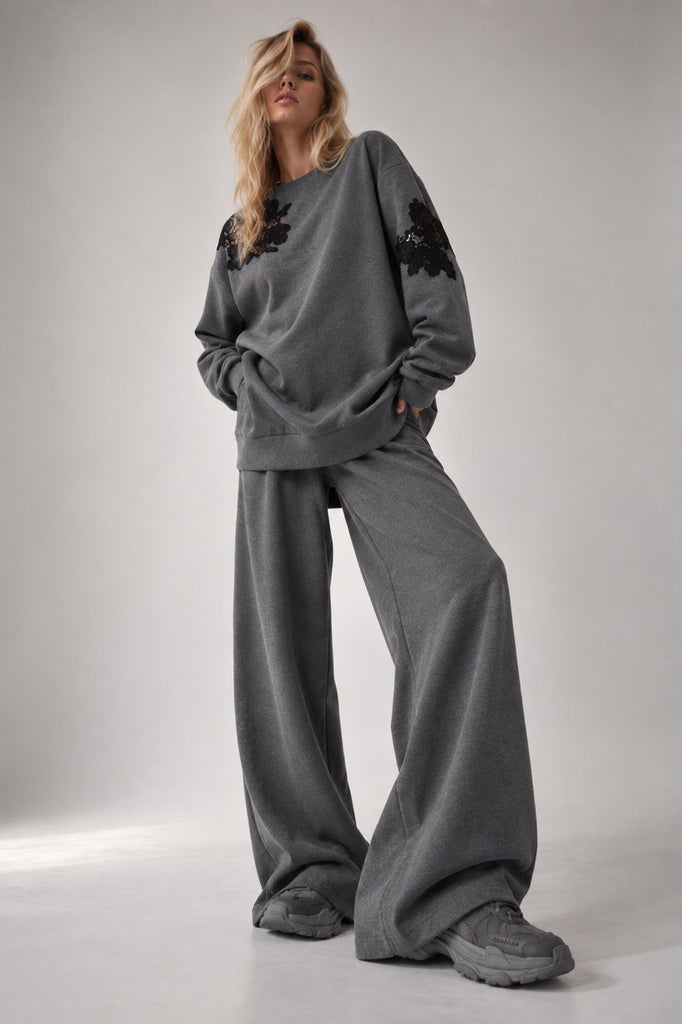 Suit with a lime-colored sweater 672211